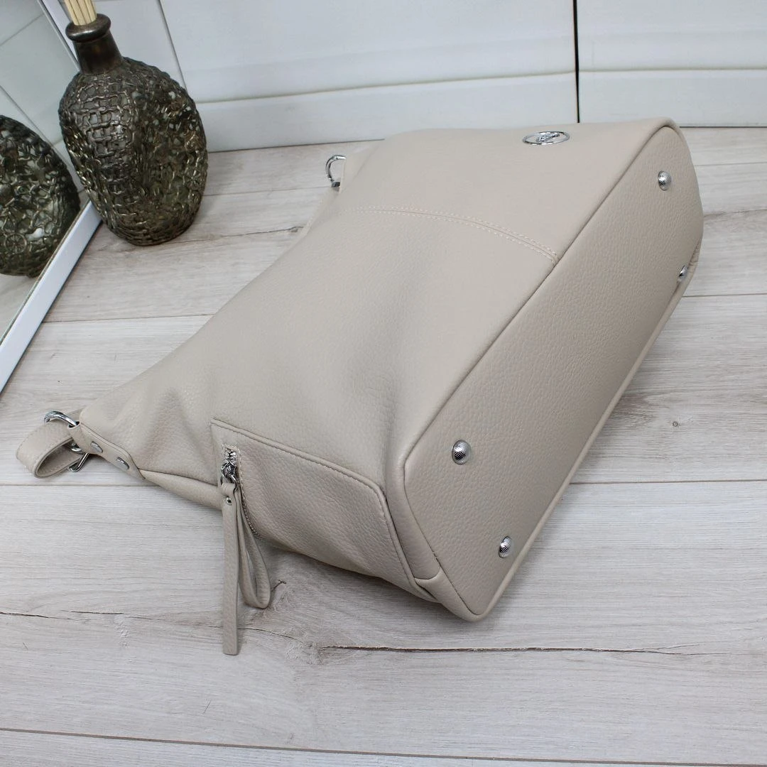 Бежева жіноча сумка-мішок через плече вміщує А4 з екошкіри