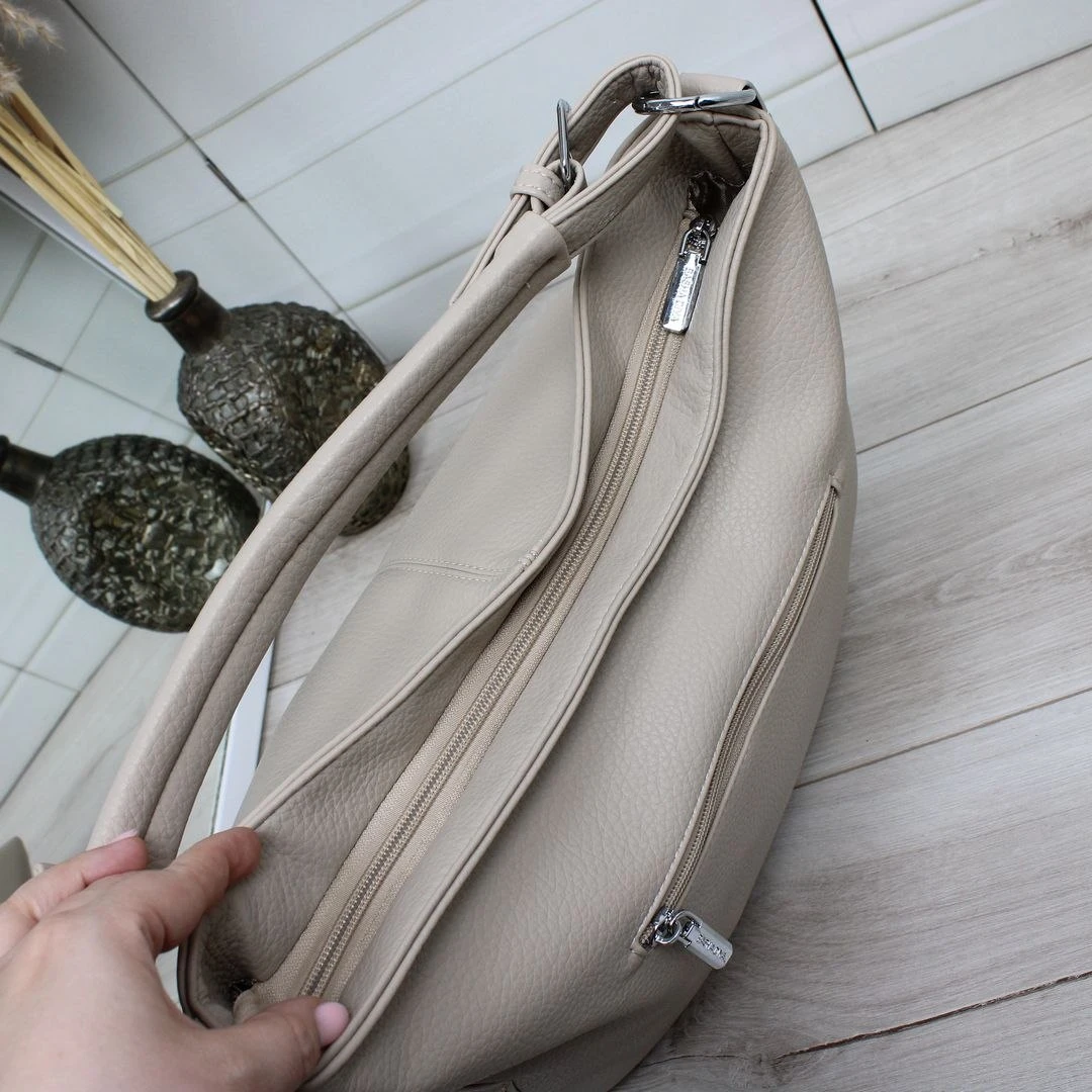 Бежева жіноча сумка-мішок через плече вміщує А4 з екошкіри