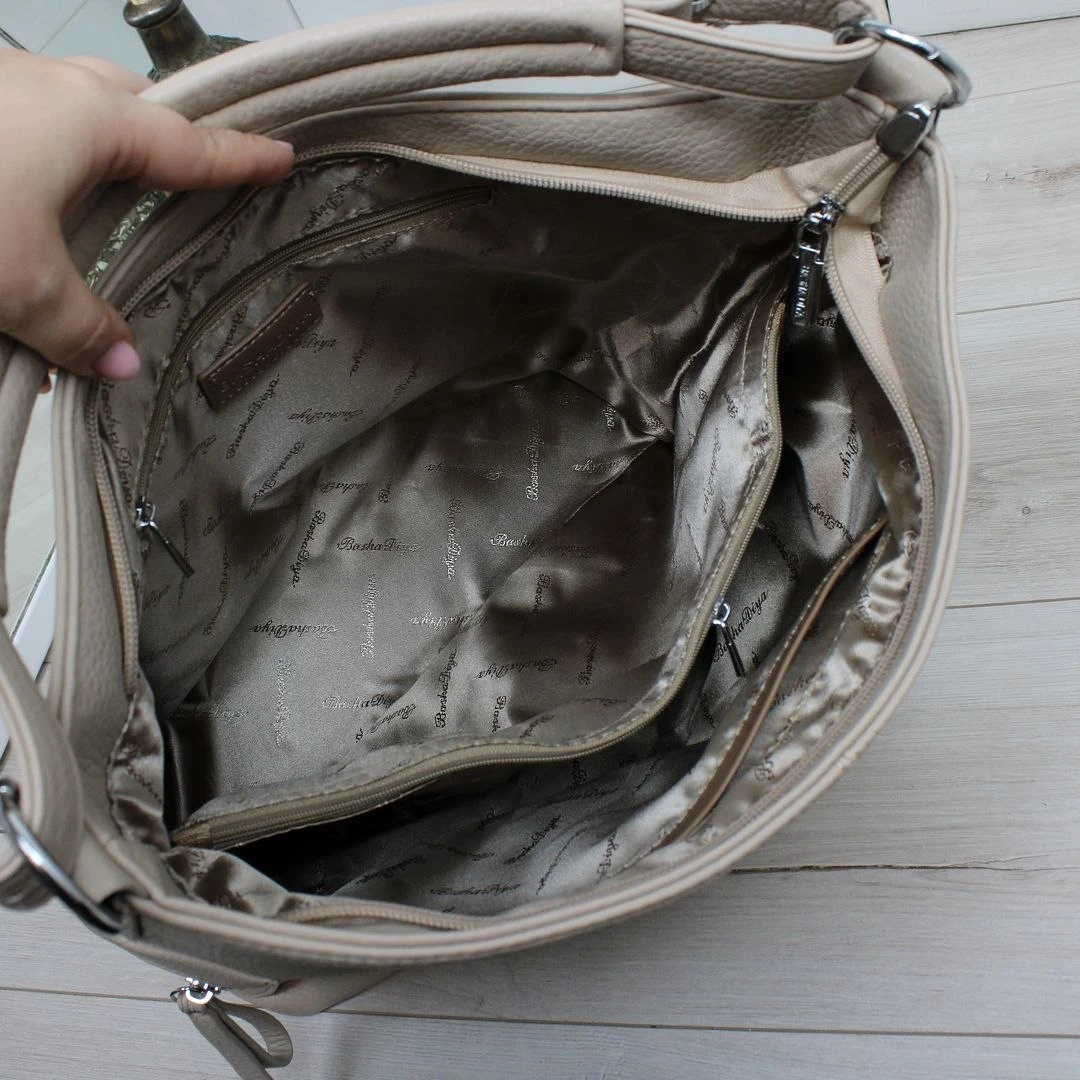 Бежева жіноча сумка-мішок через плече вміщує А4 з екошкіри