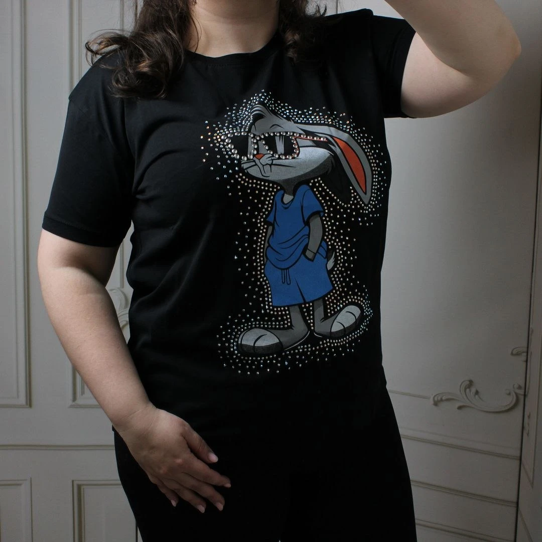 Чорна жіноча футболка з принтом Bugs Bunny та декором стразами (100% котон)