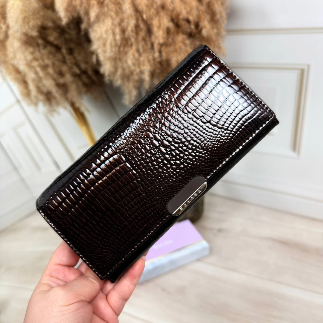 Жіночий шкіряний гаманець кольору шоколад на магнітах з лаковим покриттям