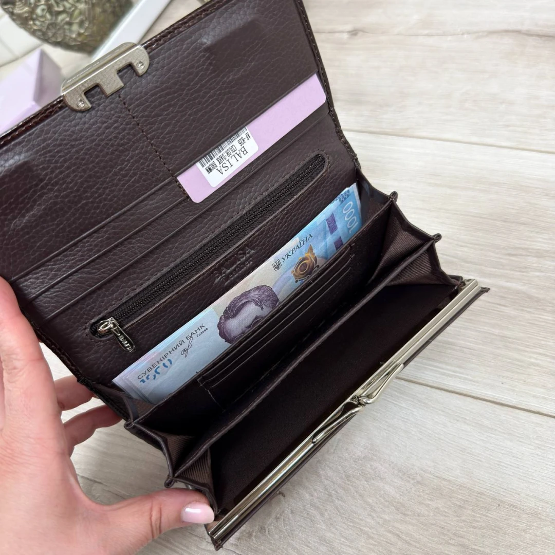 Жіночий шкіряний гаманець кольору шоколад на магнітах з лаковим покриттям