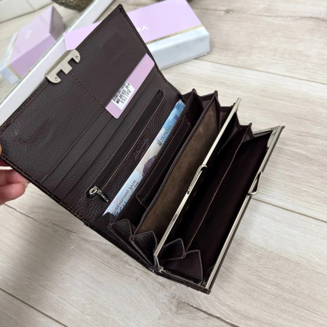 Жіночий шкіряний гаманець кольору шоколад на магнітах з лаковим покриттям