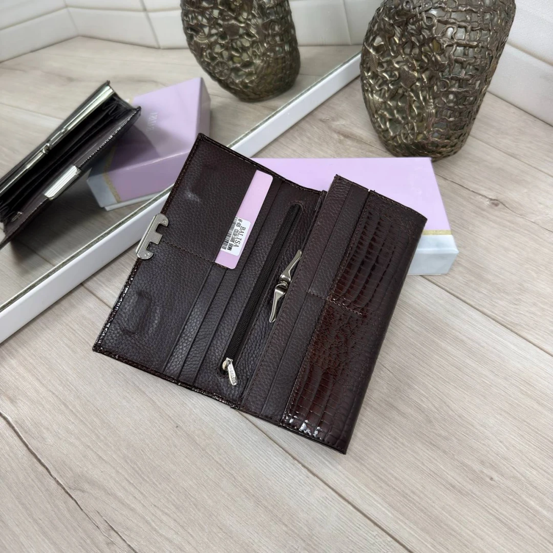 Жіночий шкіряний гаманець кольору шоколад на магнітах з лаковим покриттям