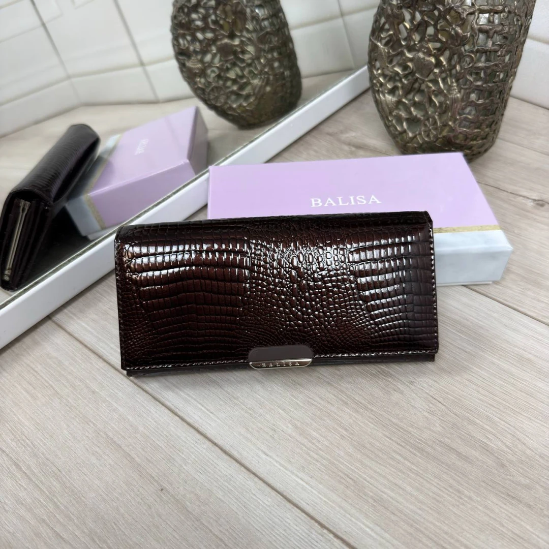 Жіночий шкіряний гаманець кольору шоколад на магнітах з лаковим покриттям