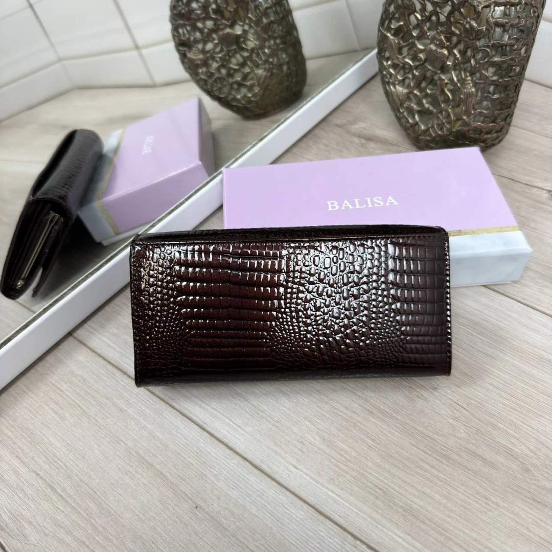 Жіночий шкіряний гаманець кольору шоколад на магнітах з лаковим покриттям