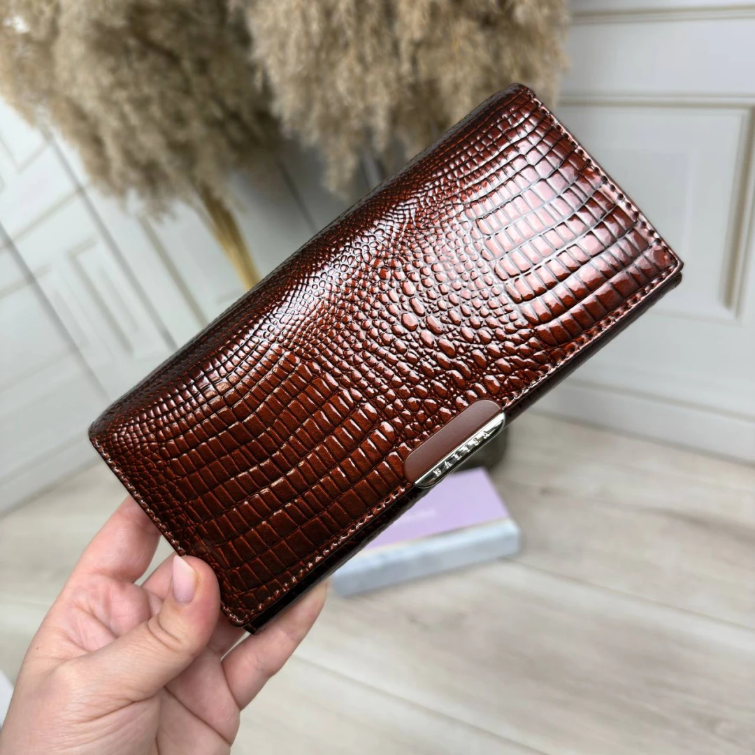 Коричневий жіночий гаманець із натуральної лакової шкіри в коробці