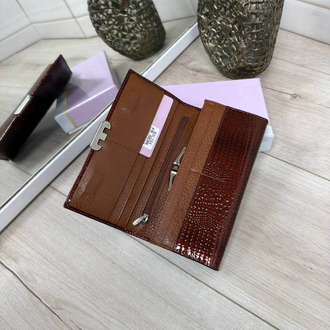 Коричневий жіночий гаманець із натуральної лакової шкіри в коробці