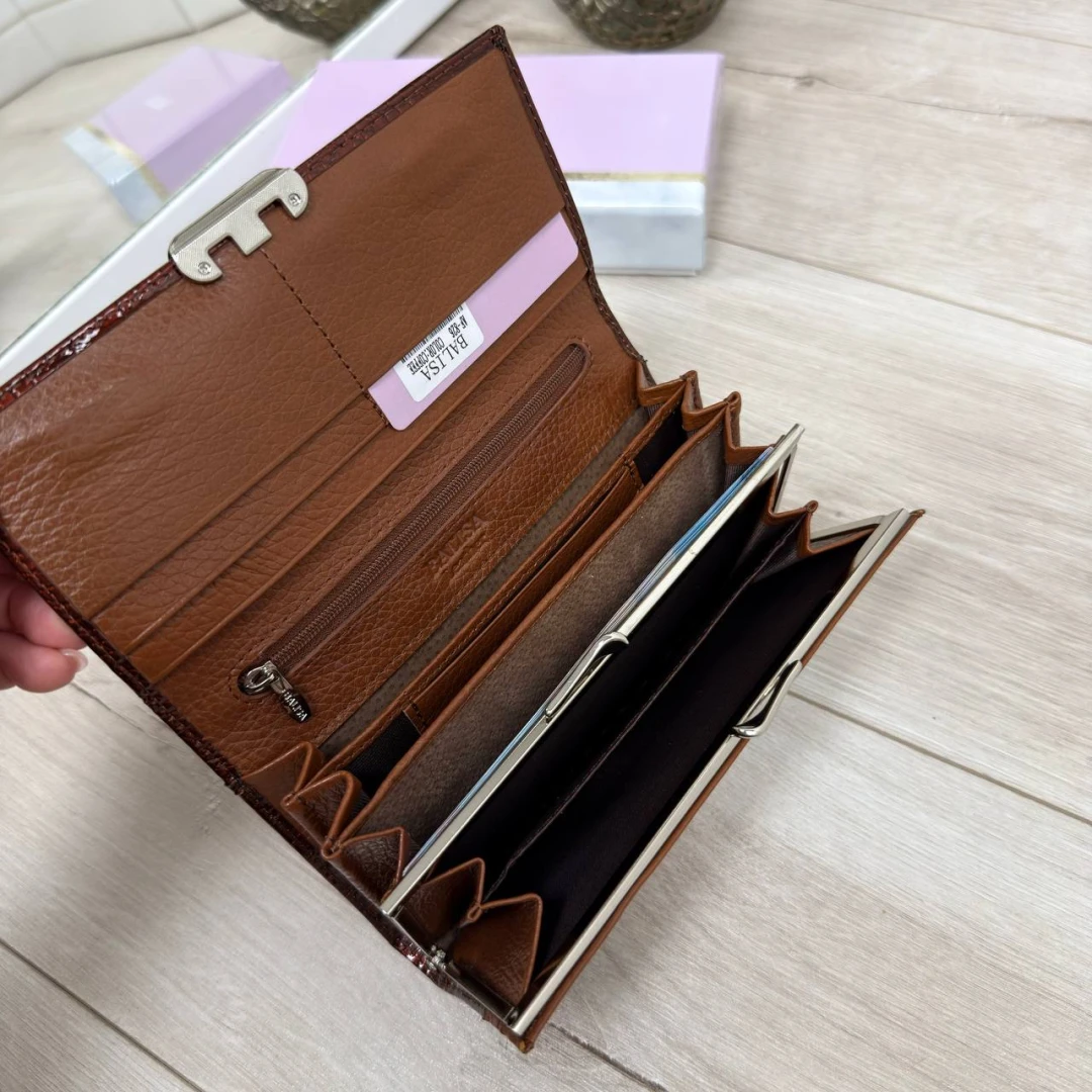 Коричневий жіночий гаманець із натуральної лакової шкіри в коробці