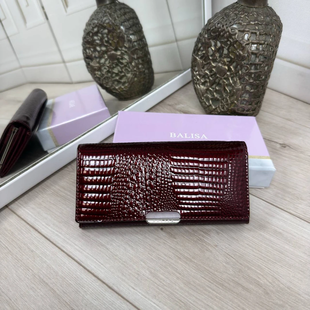 Шкіряний жіночий гаманець бордового кольору з лаковим ефектом