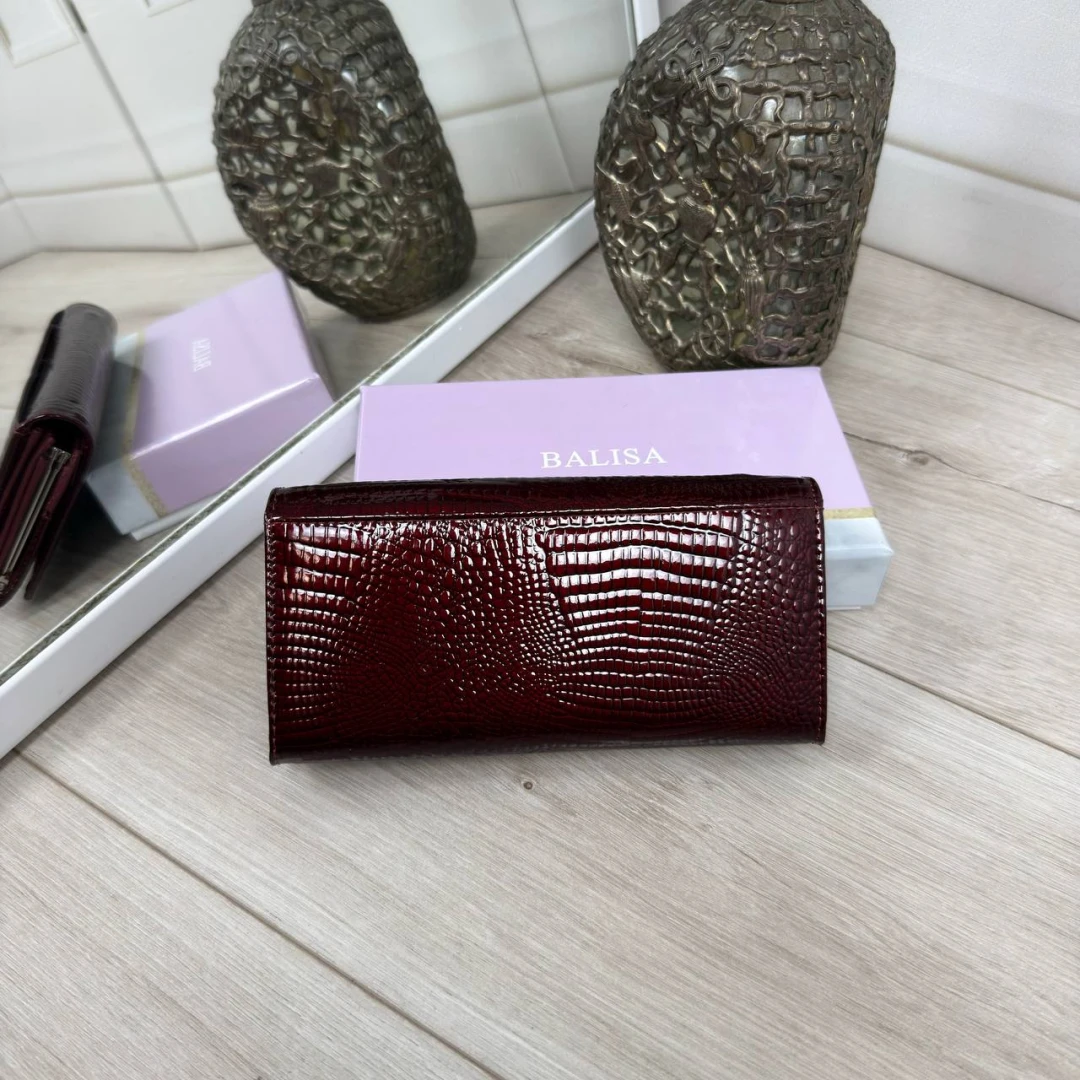 Шкіряний жіночий гаманець бордового кольору з лаковим ефектом