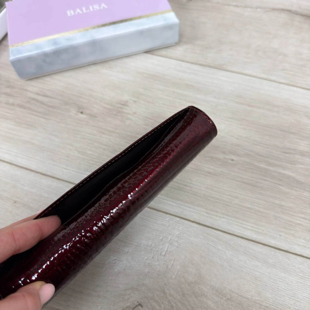 Шкіряний жіночий гаманець бордового кольору з лаковим ефектом