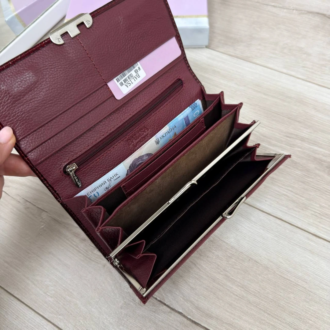 Шкіряний жіночий гаманець бордового кольору з лаковим ефектом