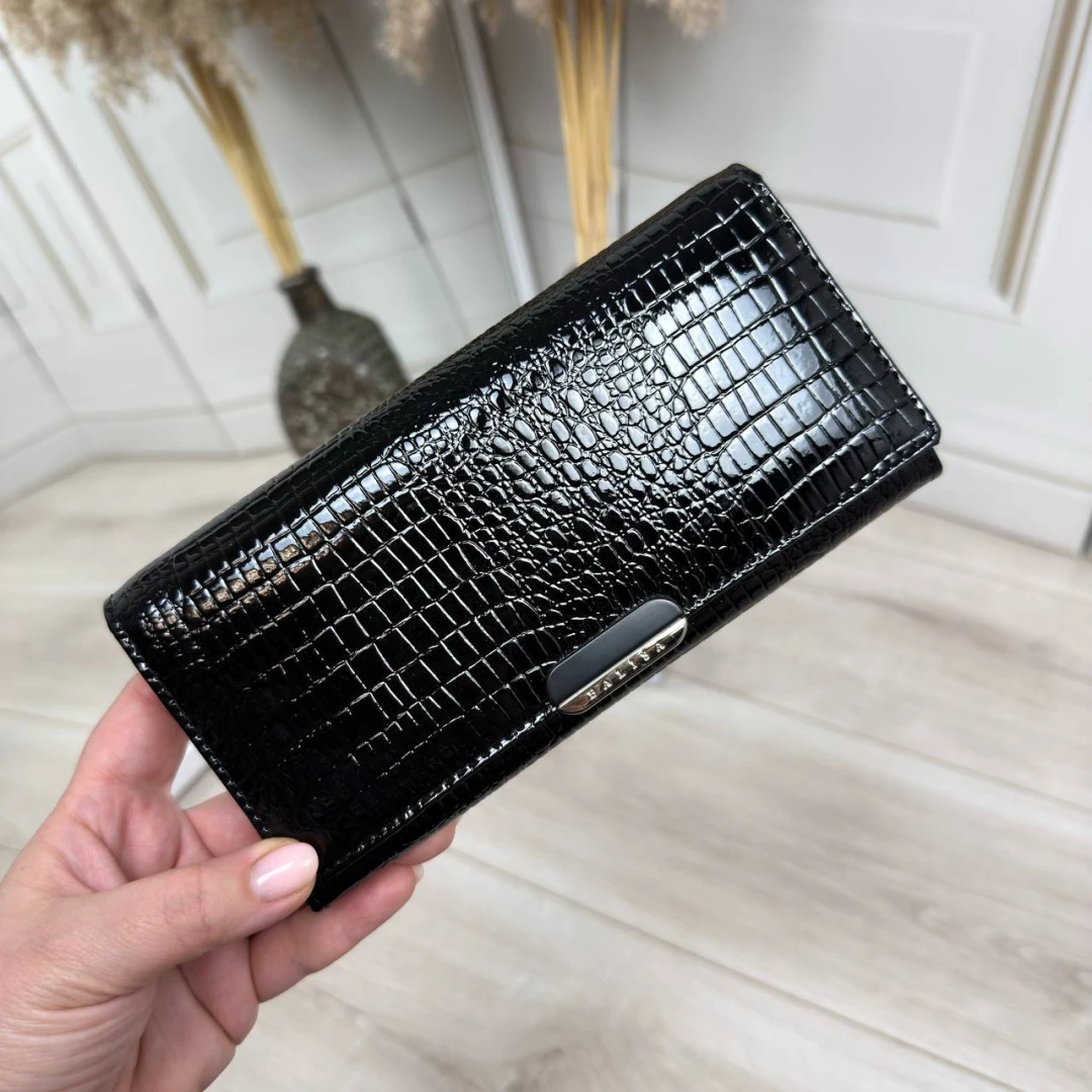 Класичний чорний жіночий гаманець із лакової шкіри на магнітах