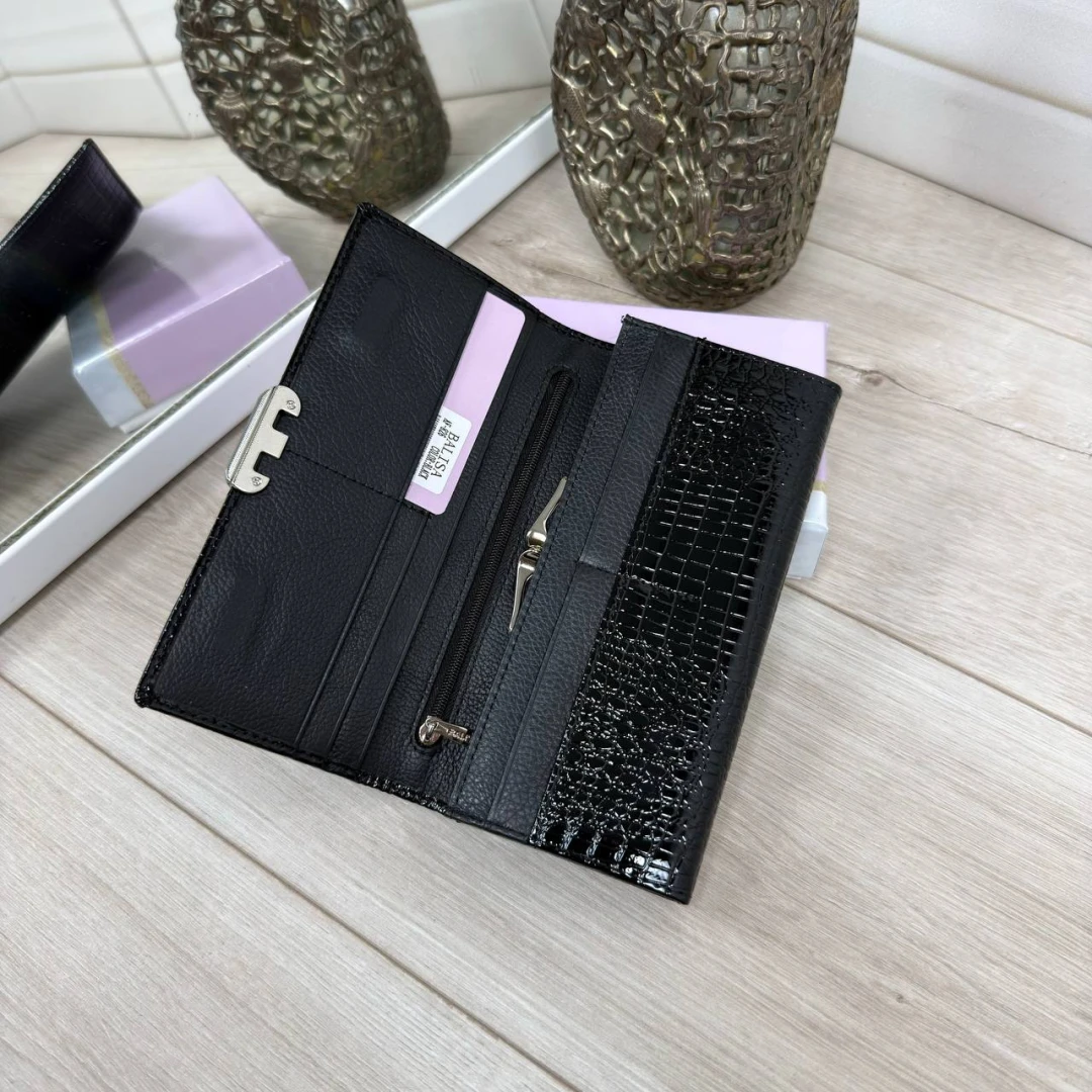 Класичний чорний жіночий гаманець із лакової шкіри на магнітах