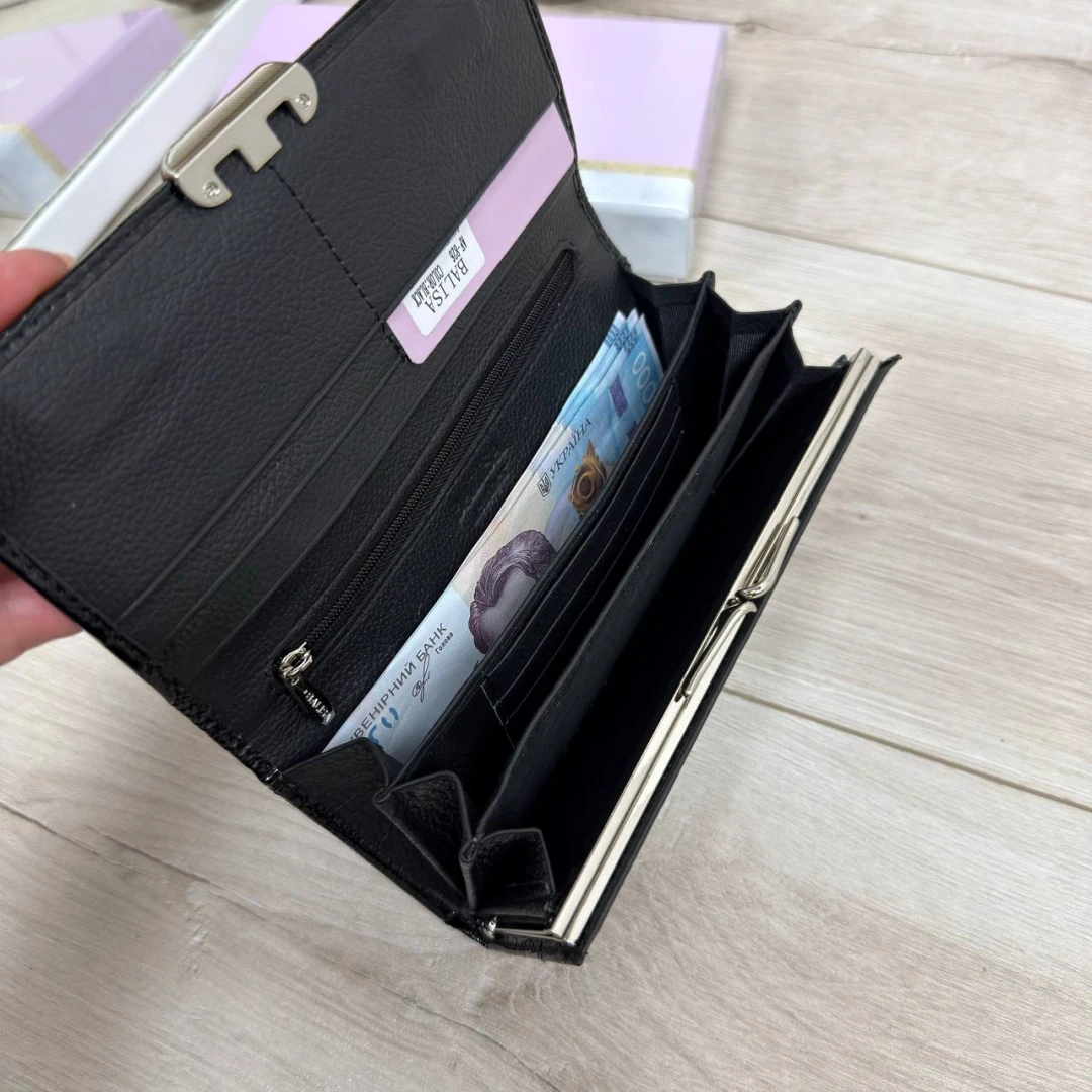 Класичний чорний жіночий гаманець із лакової шкіри на магнітах