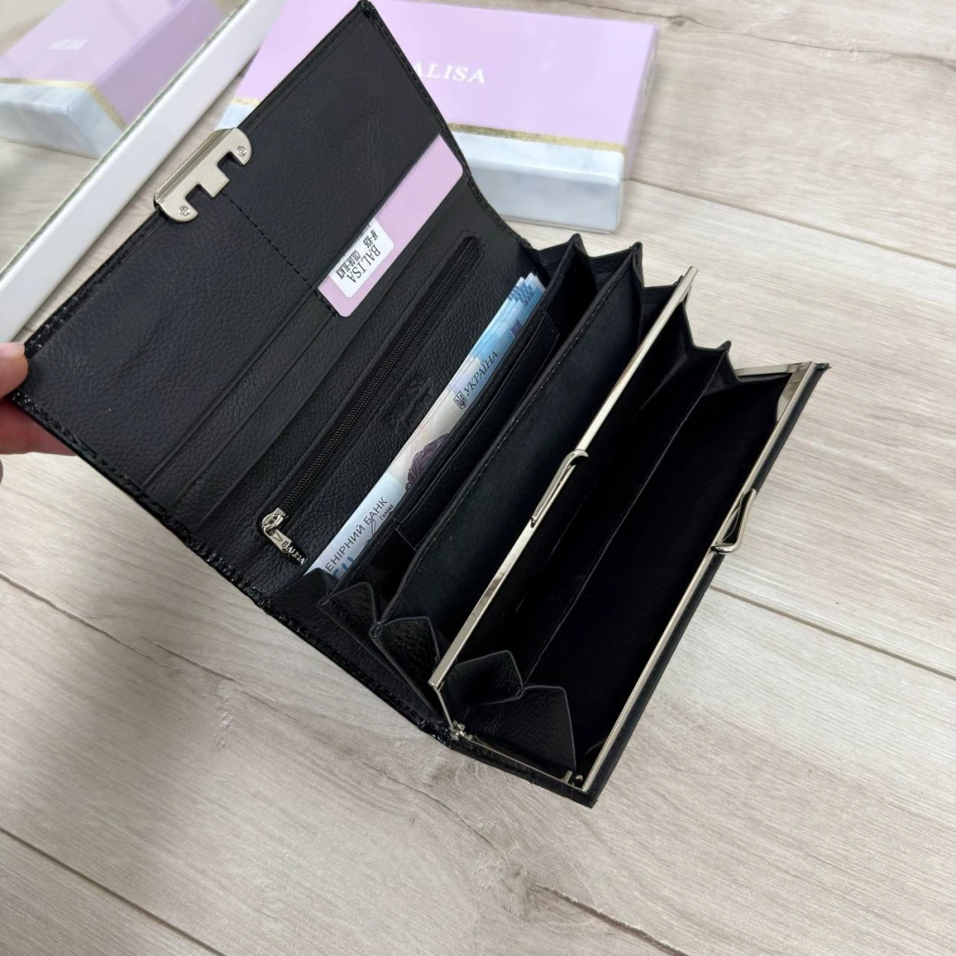 Класичний чорний жіночий гаманець із лакової шкіри на магнітах