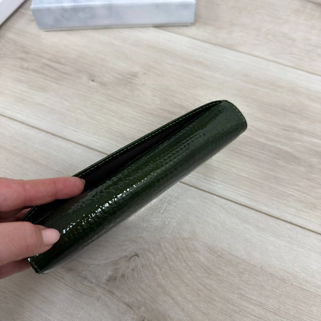 Темно-зелений жіночий гаманець із натуральної лакової шкіри