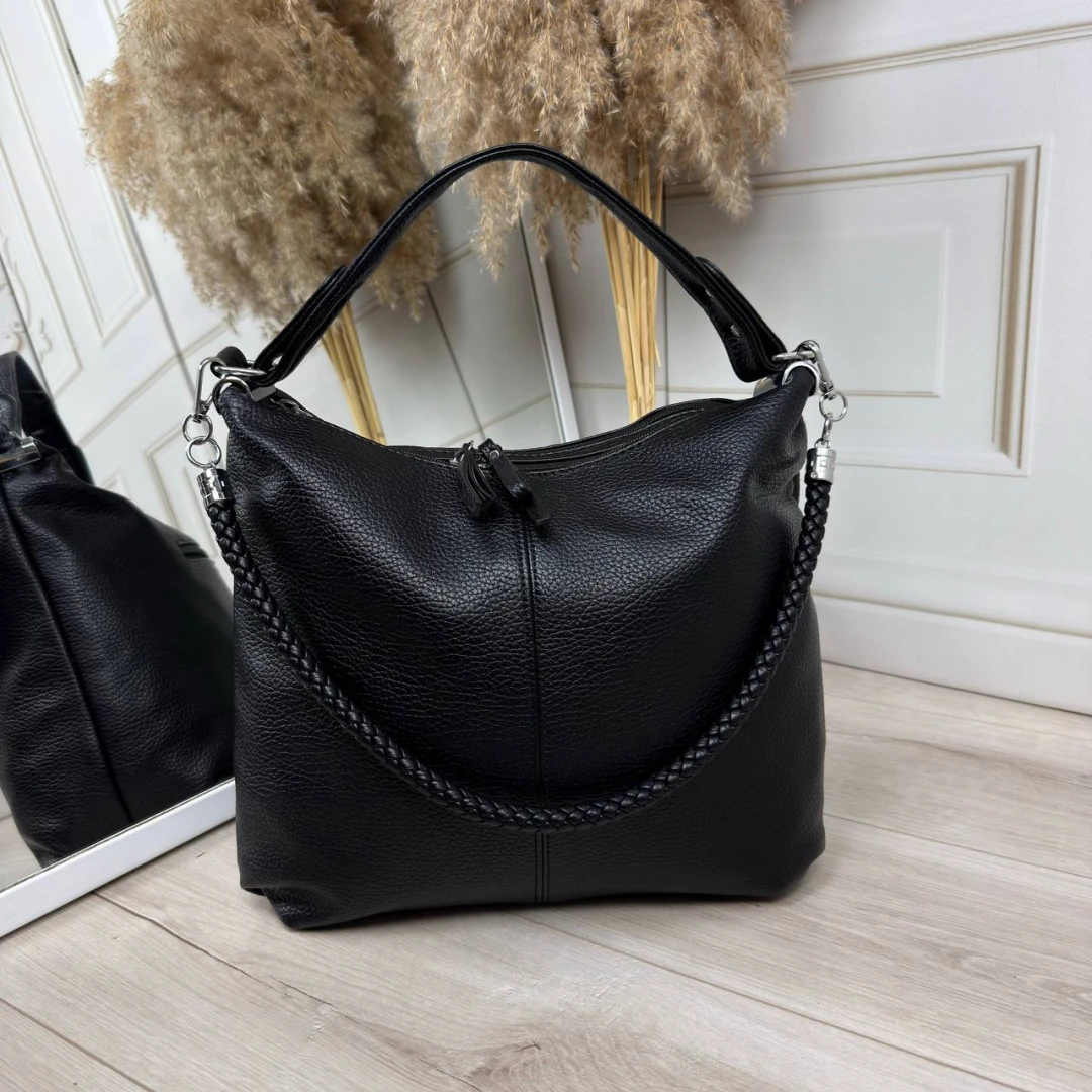 Чорна жіноча сумка-мішок А4 з екошкіри — класична містка модель