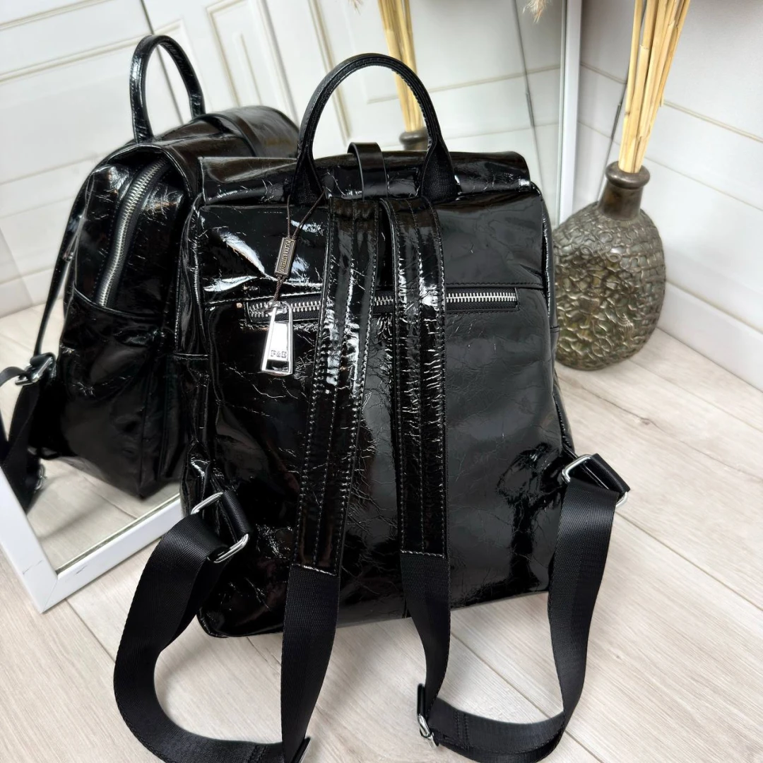 Чорний жіночий рюкзак Polina & Eiterou з натуральної лакової шкіри