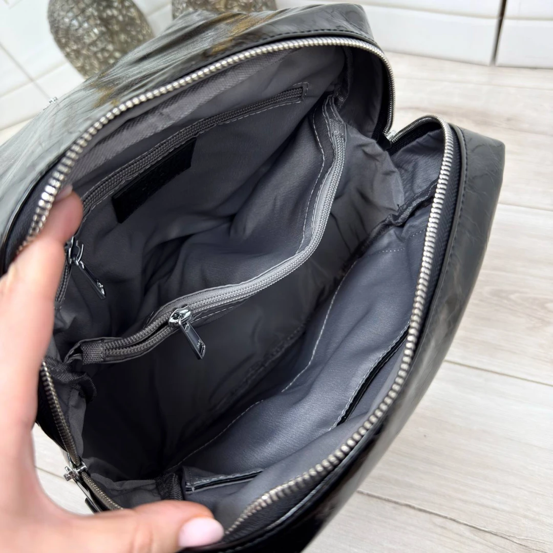 Чорний жіночий рюкзак Polina & Eiterou з натуральної лакової шкіри