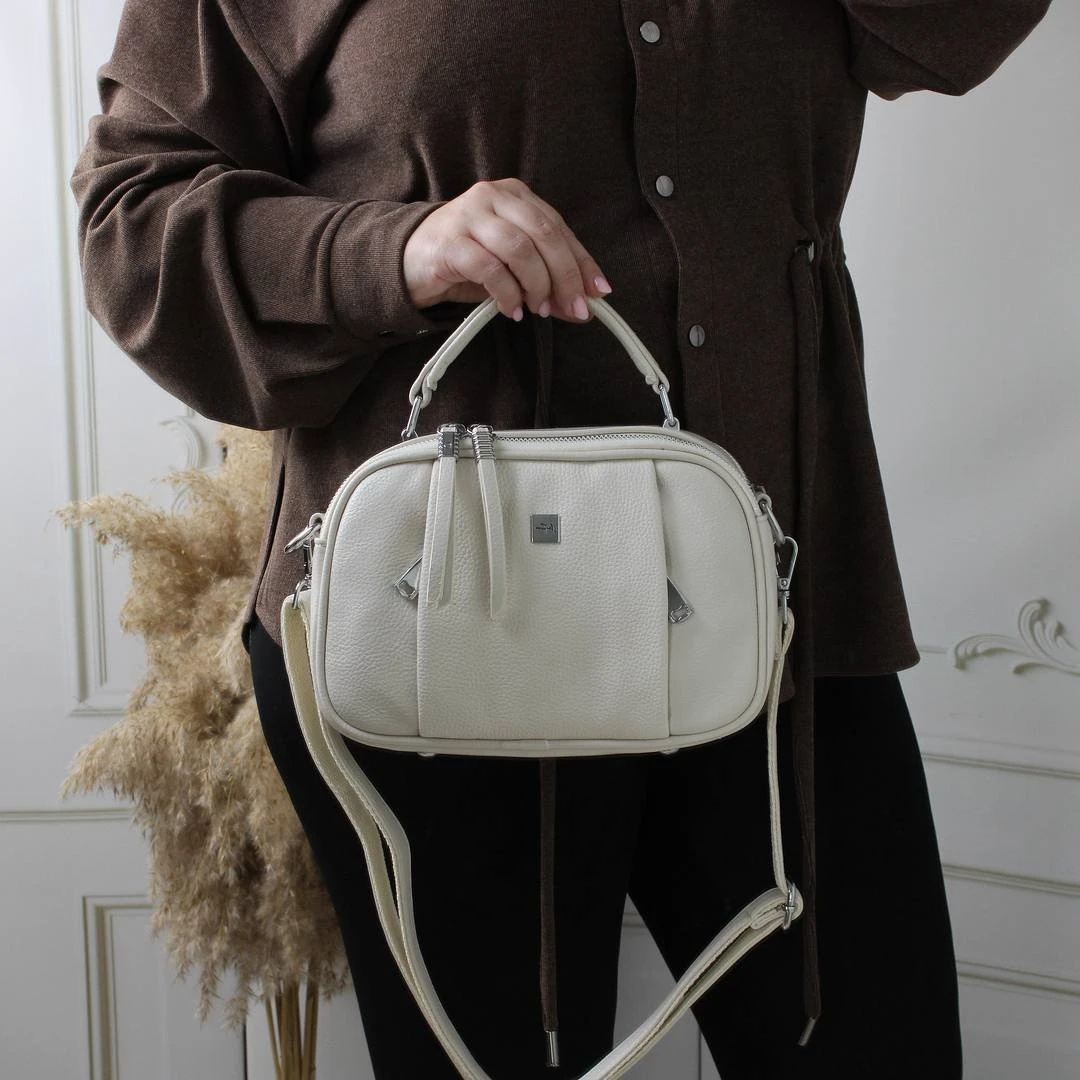 Молочна жіноча сумка через плече з екошкіри з довгим ременем