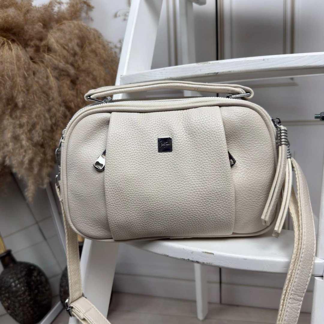 Молочна жіноча сумка через плече з екошкіри з довгим ременем