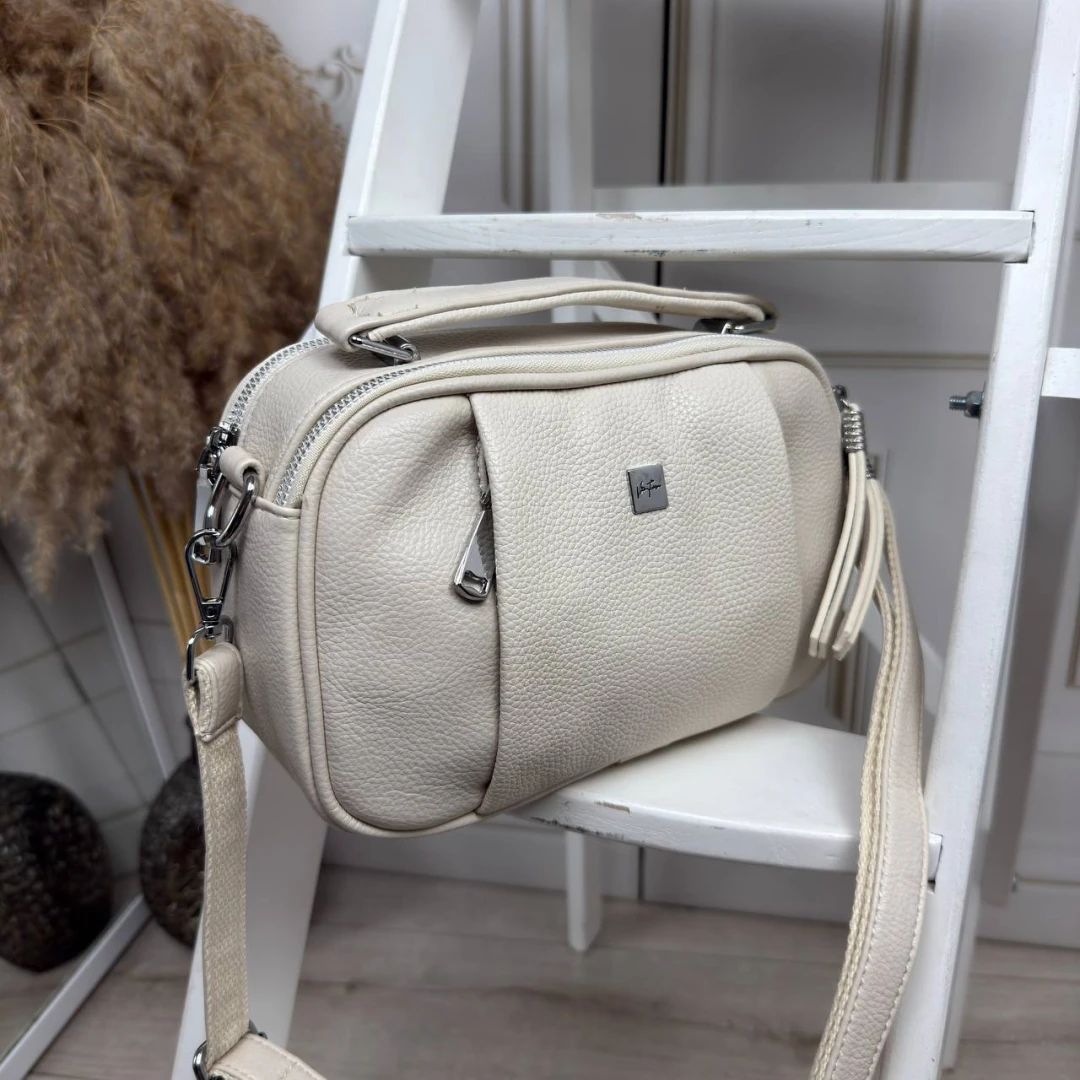 Молочна жіноча сумка через плече з екошкіри з довгим ременем