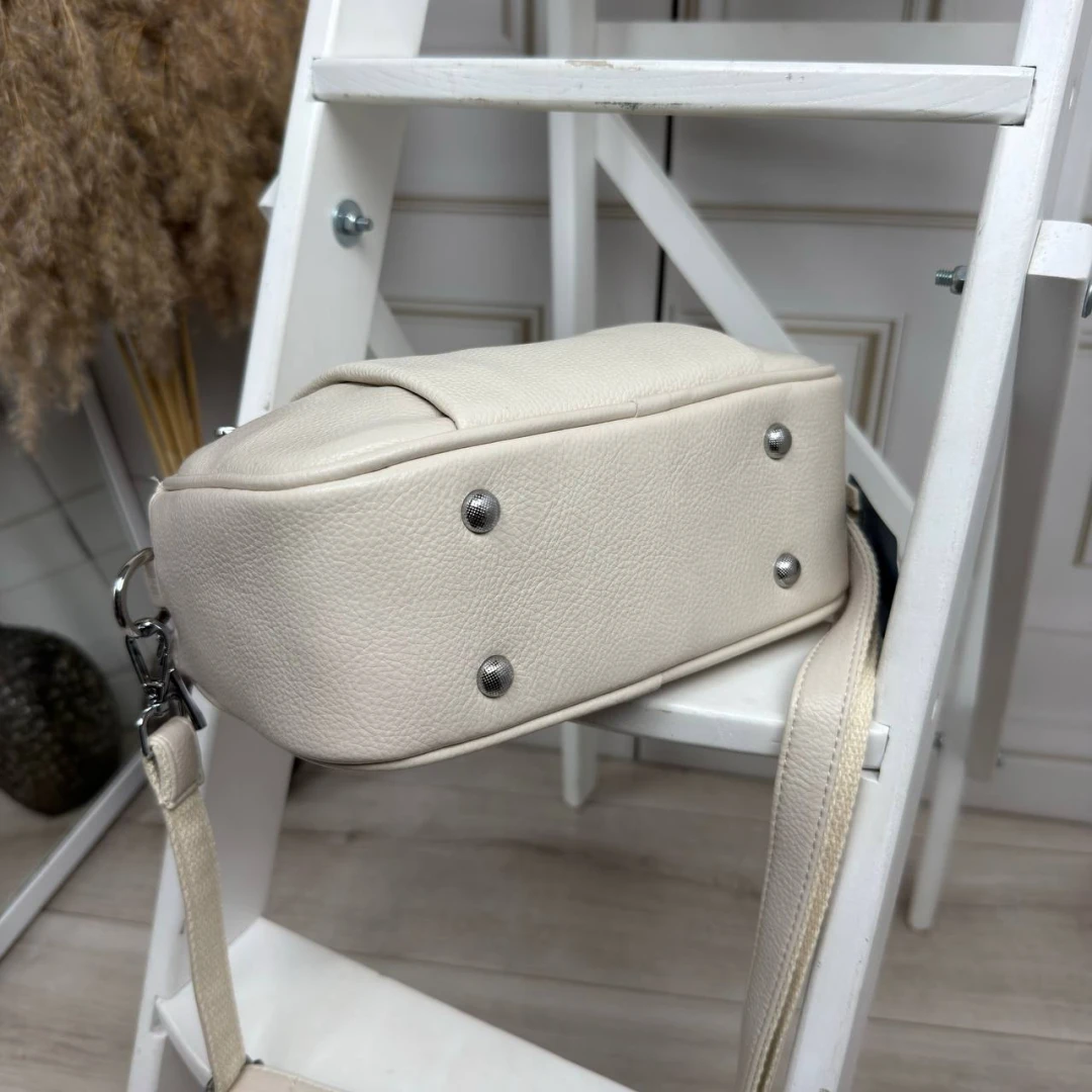 Молочна жіноча сумка через плече з екошкіри з довгим ременем