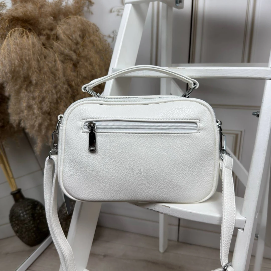 Біла жіноча сумка через плече з екошкіри — лаконічна модель