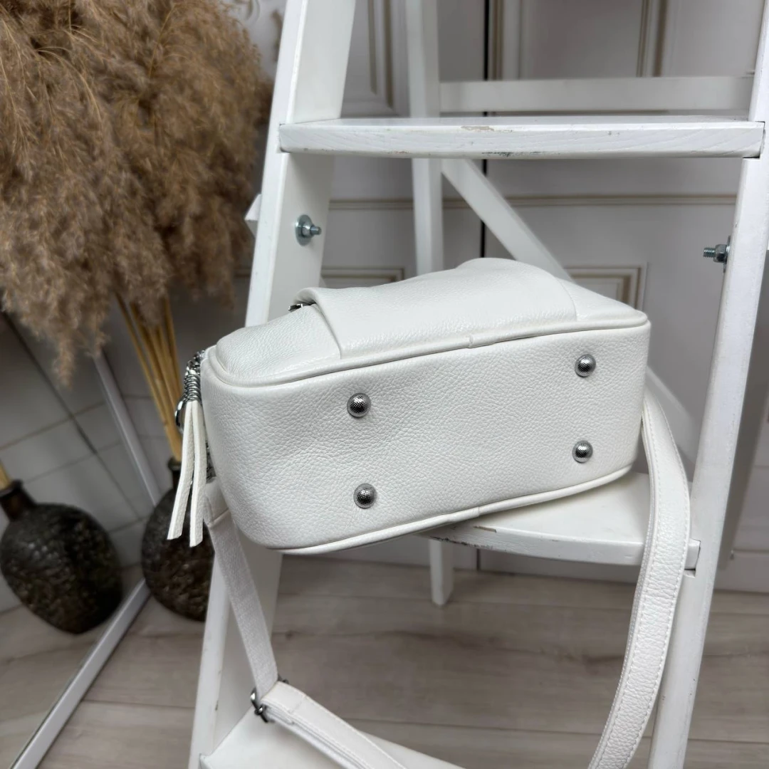 Біла жіноча сумка через плече з екошкіри — лаконічна модель