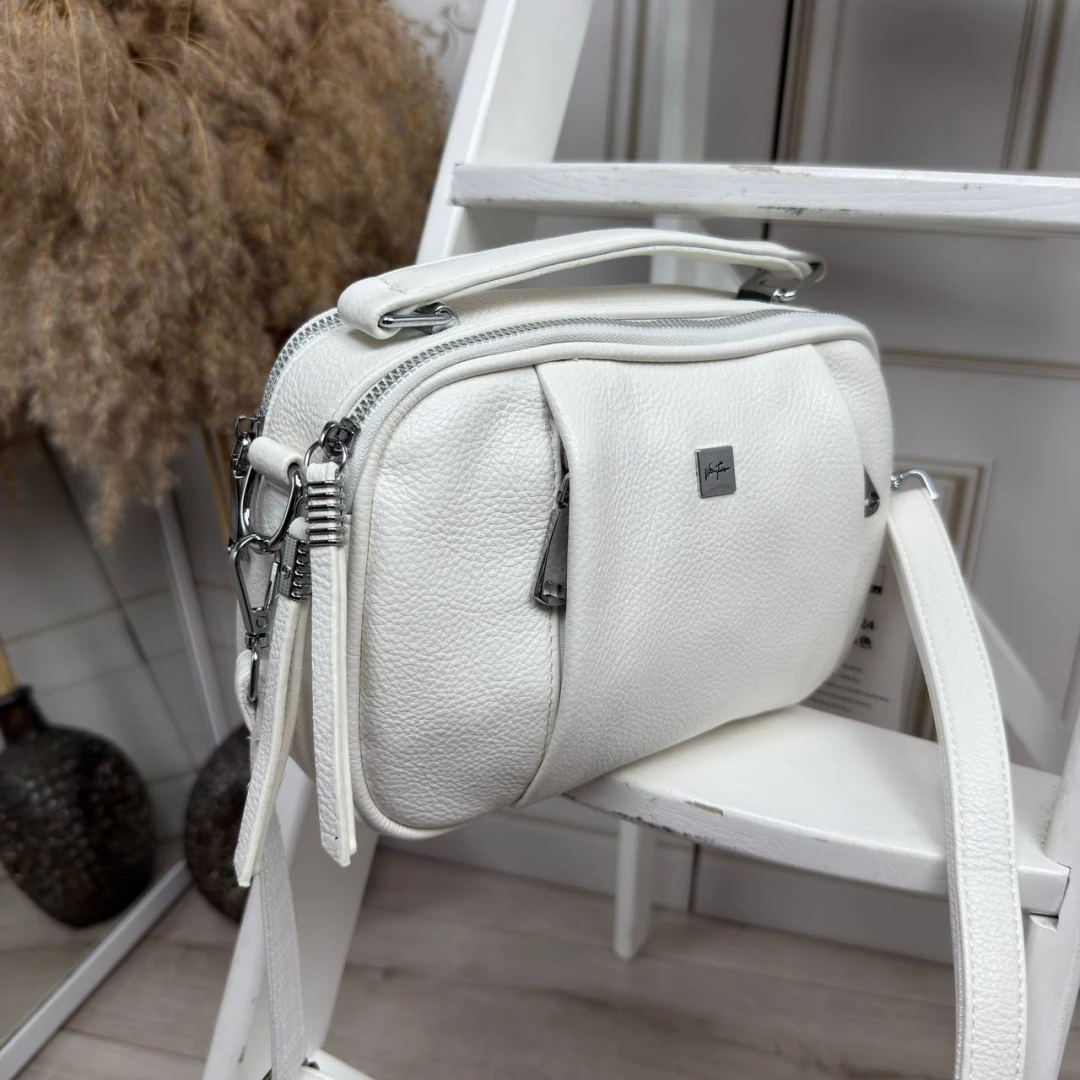 Біла жіноча сумка через плече з екошкіри — лаконічна модель