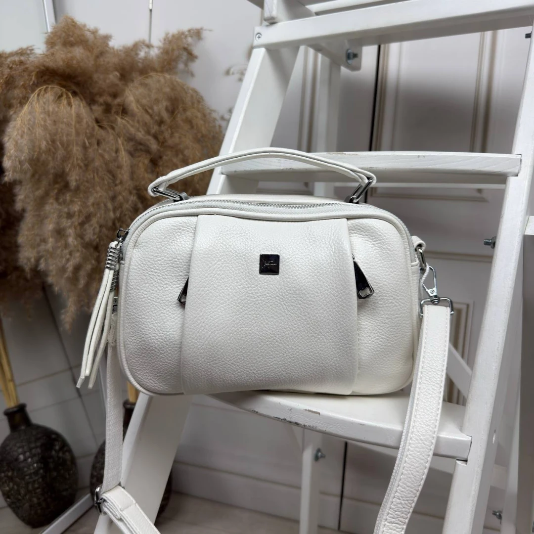 Біла жіноча сумка через плече з екошкіри — лаконічна модель