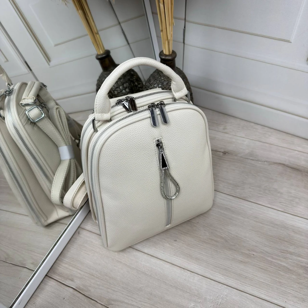 Молочна жіноча сумка-рюкзак із екошкіри зі срібною фурнітурою