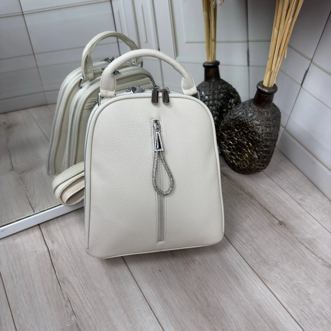Молочна жіноча сумка-рюкзак із екошкіри зі срібною фурнітурою