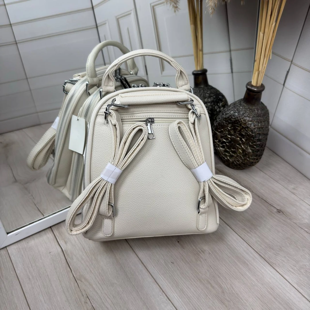 Молочна жіноча сумка-рюкзак із екошкіри зі срібною фурнітурою
