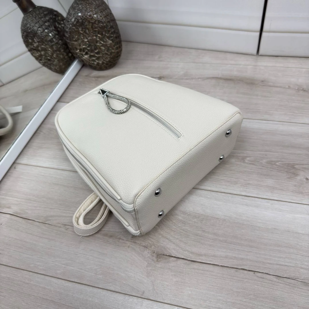 Молочна жіноча сумка-рюкзак із екошкіри зі срібною фурнітурою