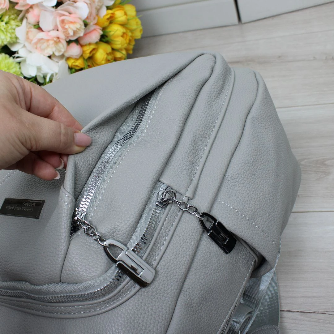 Сіра жіноча сумка-рюкзак А4 трансформер із екошкіри зі срібною фурнітурою