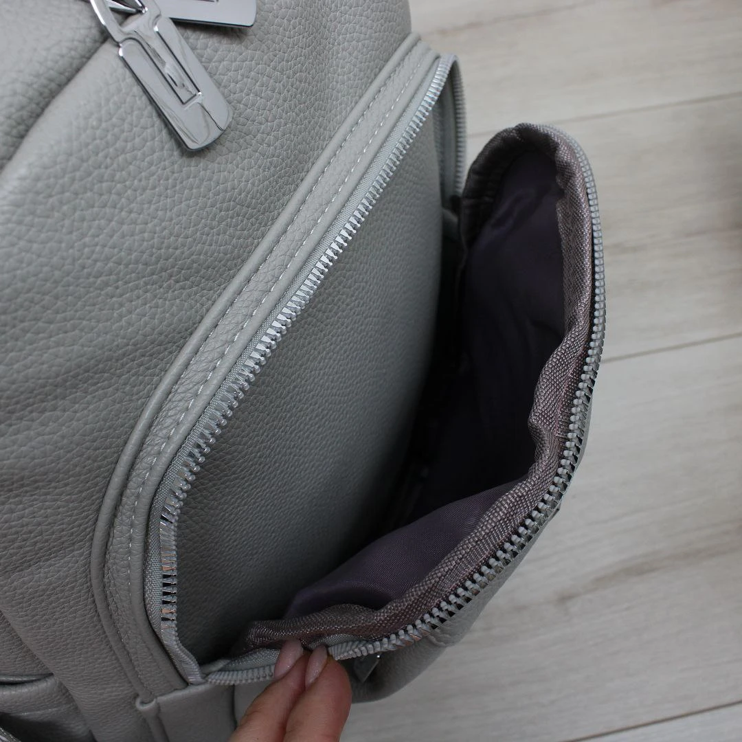 Сіра жіноча сумка-рюкзак А4 трансформер із екошкіри зі срібною фурнітурою