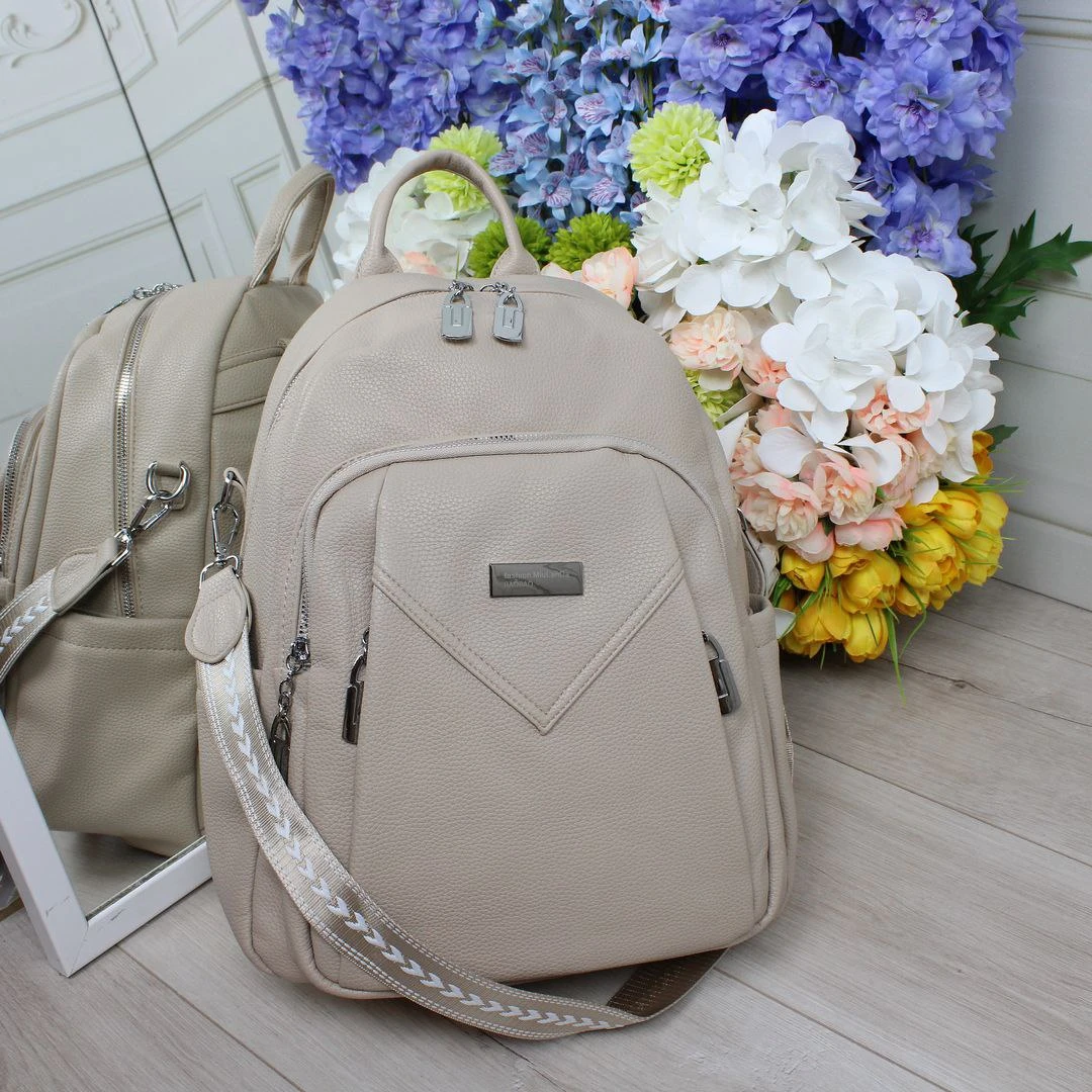 Бежева жіноча сумка-рюкзак А4 2 в 1 із екошкіри зі срібною фурнітурою