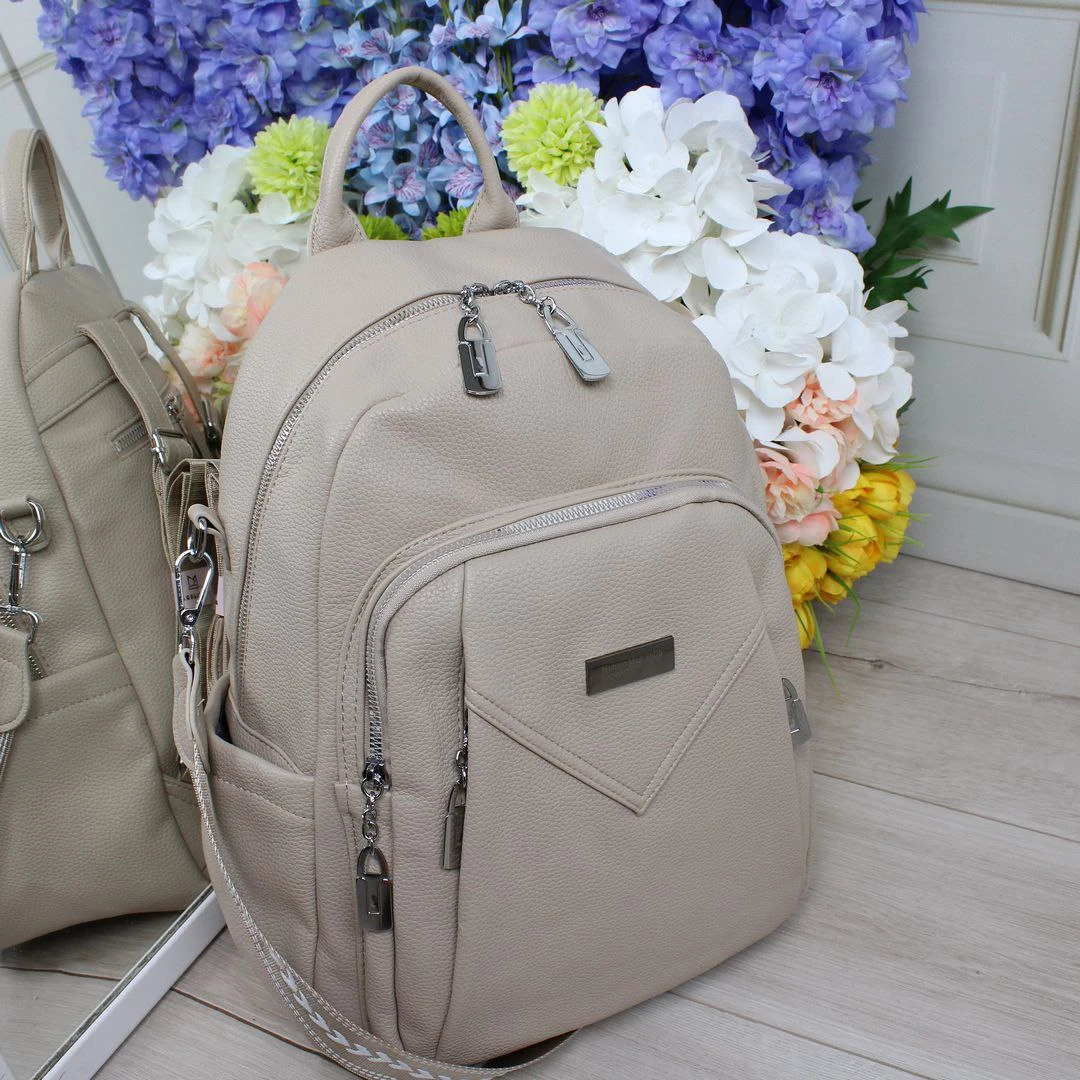 Бежева жіноча сумка-рюкзак А4 2 в 1 із екошкіри зі срібною фурнітурою