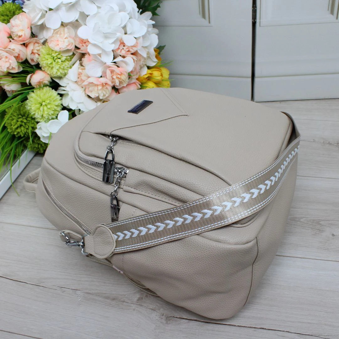 Бежева жіноча сумка-рюкзак А4 2 в 1 із екошкіри зі срібною фурнітурою