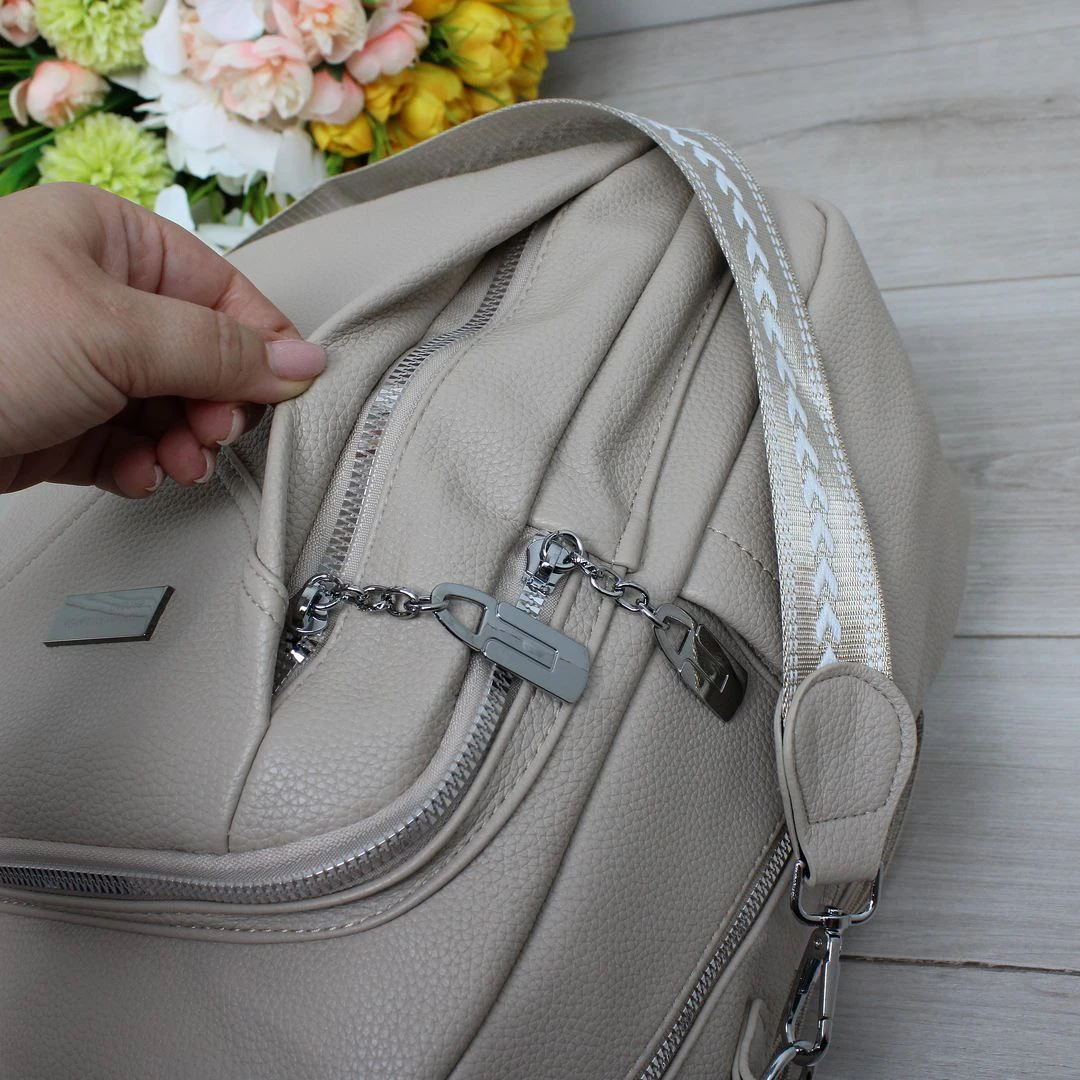 Бежева жіноча сумка-рюкзак А4 2 в 1 із екошкіри зі срібною фурнітурою