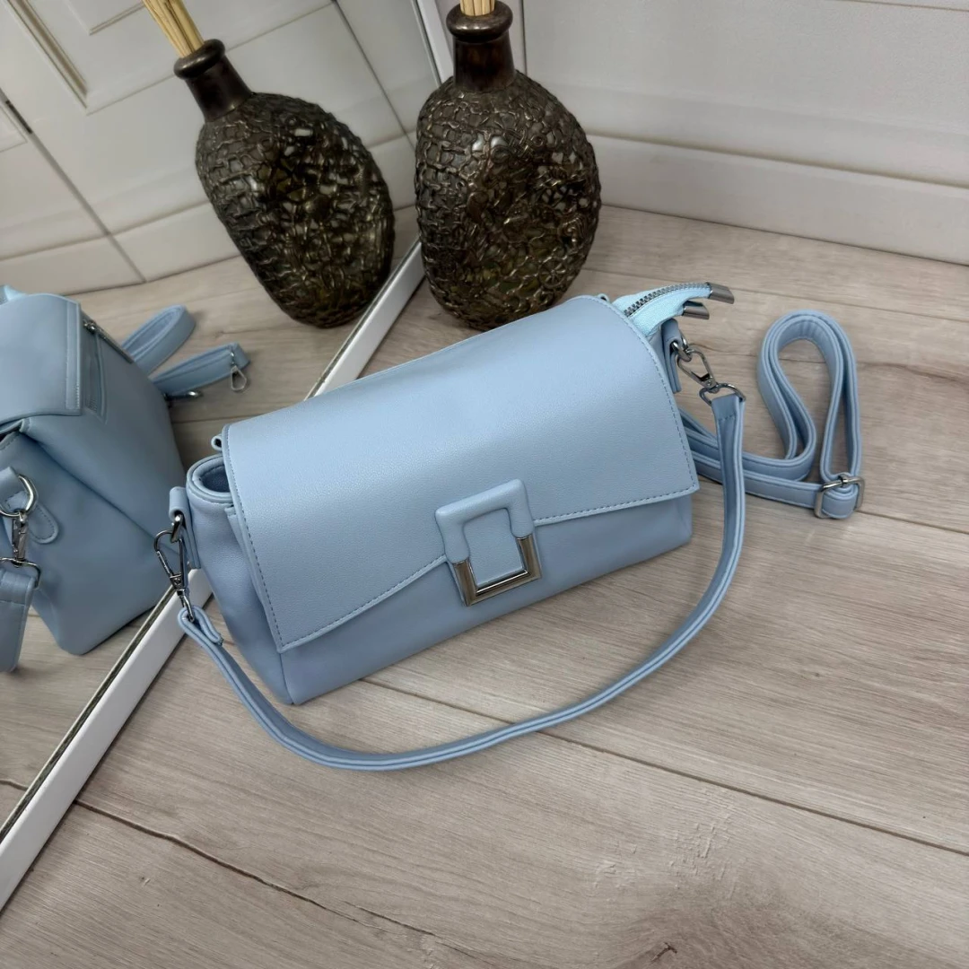 Блакитна жіноча сумка через плече з екошкіри на три окремі відділення