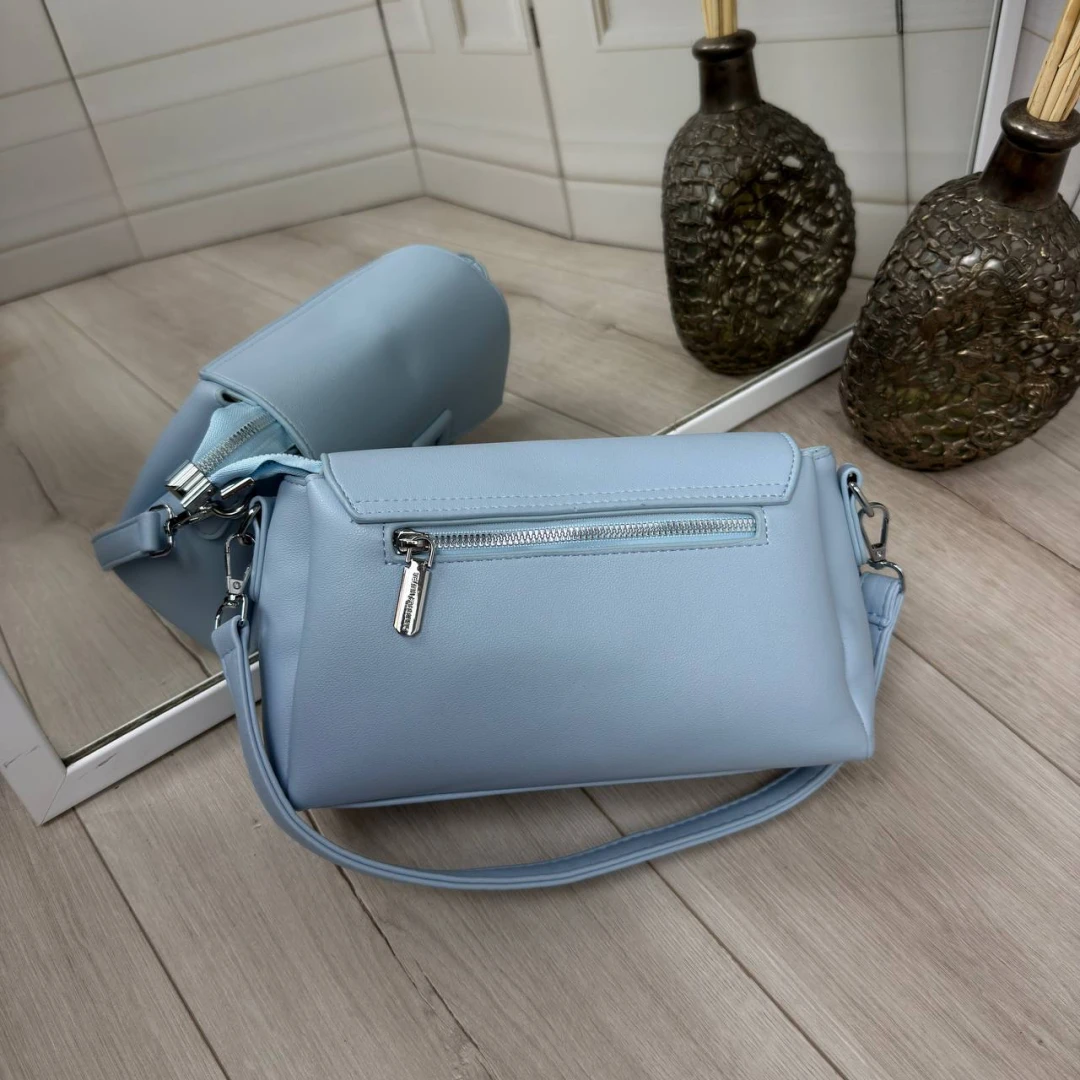 Блакитна жіноча сумка через плече з екошкіри на три окремі відділення