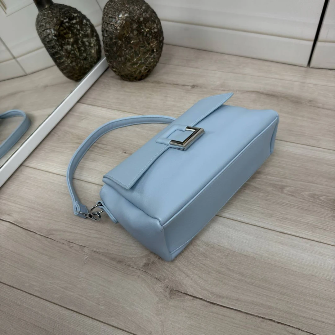 Блакитна жіноча сумка через плече з екошкіри на три окремі відділення