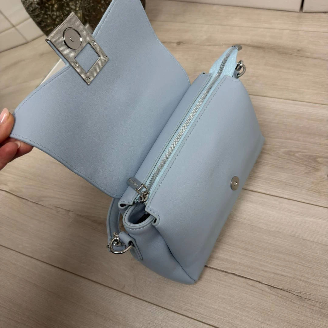 Блакитна жіноча сумка через плече з екошкіри на три окремі відділення