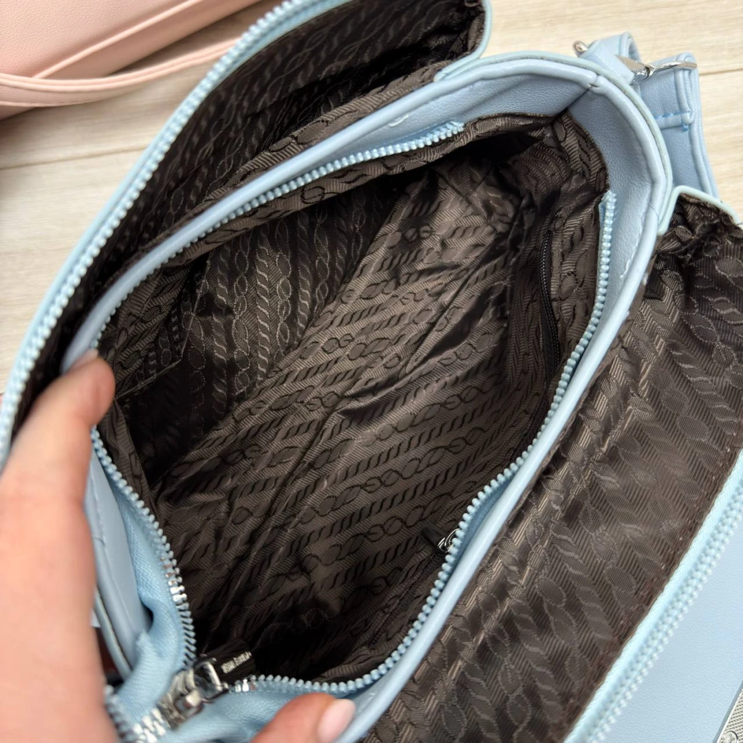 Блакитна жіноча сумка через плече з екошкіри на три окремі відділення