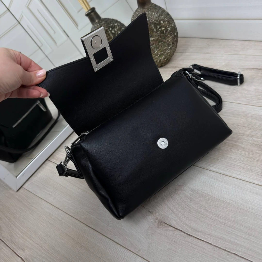 Чорна жіноча сумка через плече з екошкіри на три відділення