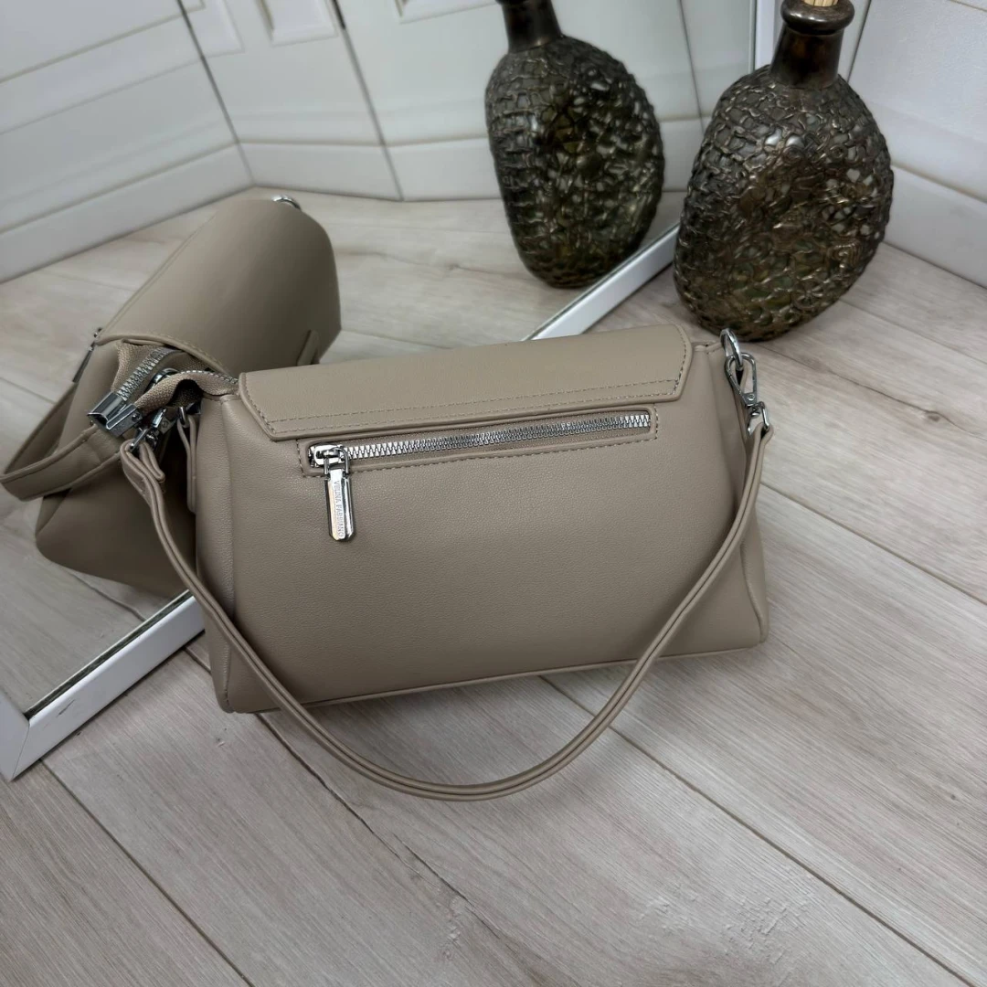 Жіноча сумка через плече кольору темний беж із екошкіри (3 відділення)
